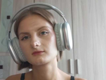 AuroraRow webcam bongacams model stream image