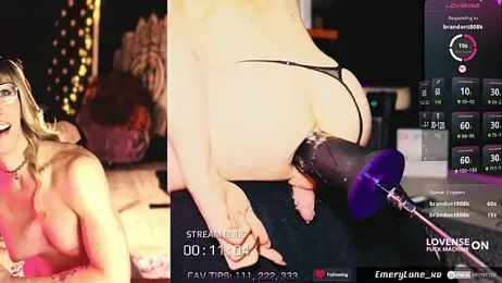 EmeryLune_xo webcam model stream image
