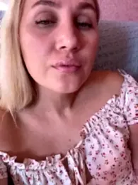 YourBlondee webcam model stream image