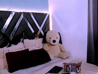 Sophia Lowell webcam model stream image