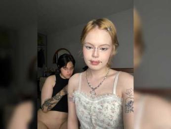AliceAndMia webcam model stream image