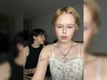 AliceAndMia webcam model stream image