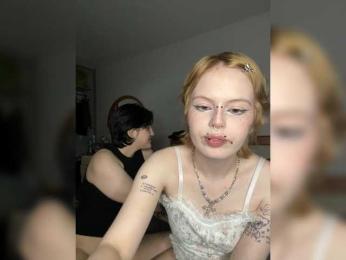 AliceAndMia webcam model stream image