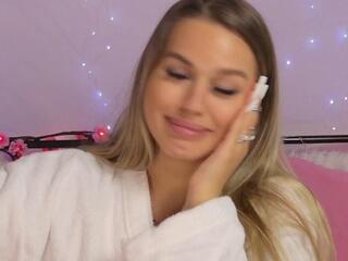 Nikki Alman webcam model stream image