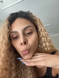 heloagreen_ webcam model stream image
