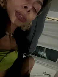 heloagreen_ webcam model stream image