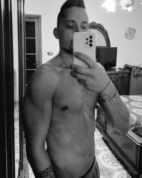 Roshy7 webcam model stream image