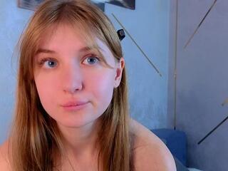 Cwene Helme webcam model stream image
