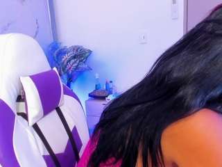 saraapril-1 webcam model stream image