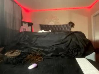 luvvlee webcam model stream image