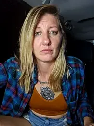 SheIsSomething webcam model stream image