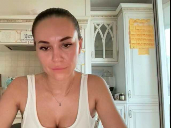 QWEENII webcam model stream image