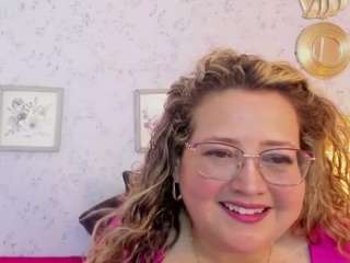 martina-curvy webcam model stream image