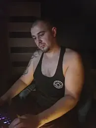 Foxyshaved webcam stripchat model stream image