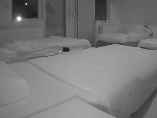 voyeurcam-julmodels-bed-2 webcam model stream image