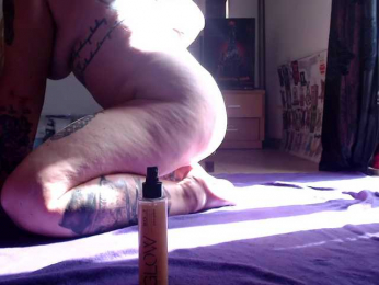 NylonQueen webcam model stream image