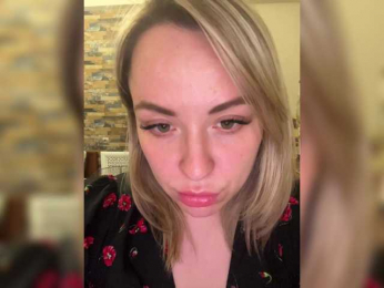 HollyDoll webcam model stream image