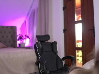Amora Luxee webcam model stream image