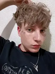 Paradeevich_And webcam model stream image