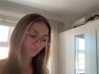 luna_oxox webcam model stream image