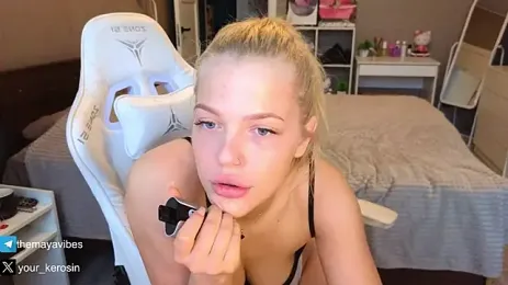 Maya_NextDoor webcam model stream image