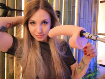 KikkiRood webcam model stream image