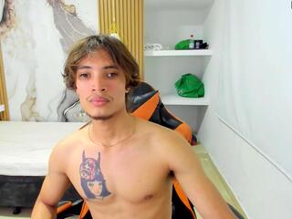 Kenshi Roa webcam model stream image