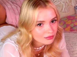 Lily Rooney webcam model stream image