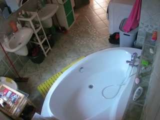 voyeurcam-julmodels-bath-1st-1 webcam model stream image