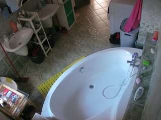 voyeurcam-julmodels-bath-1st-1 webcam model stream image
