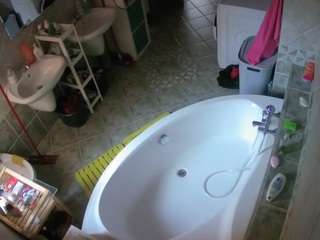 voyeurcam-julmodels-bath-1st-1 webcam model stream image
