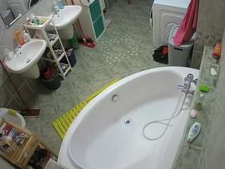 voyeurcam-julmodels-bath-1st-1 webcam model stream image