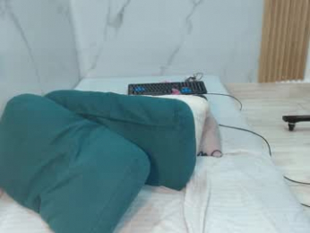 mollyguns webcam model stream image