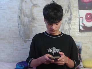 axelmilokairodyerear webcam model stream image