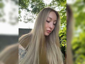 Chloee webcam model stream image