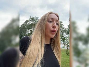 Chloee webcam model stream image