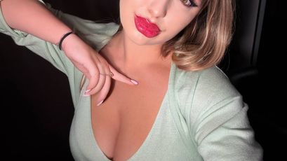 Marinne webcam model stream image