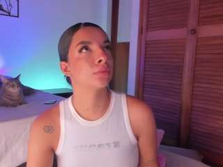 aylinn-18 webcam model stream image