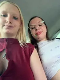Elfi_InPublic webcam stripchat model stream image