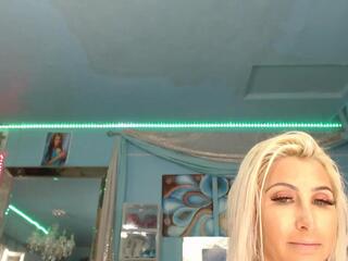 Adrianna Fox webcam model stream image
