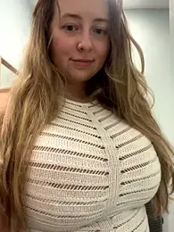 curvyflawless webcam stripchat model stream image