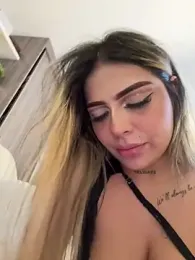 MiaWhitePink_ webcam model stream image