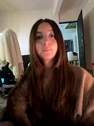 aly_golden_ webcam model stream image