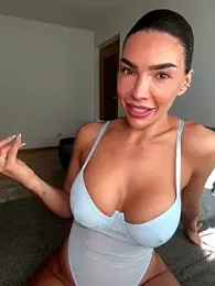 krissiswrld- webcam stripchat model stream image
