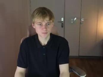 avenrey webcam model stream image