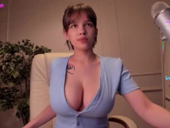 adalyn_glow webcam model stream image