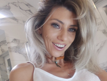 EvyScarlet webcam model stream image