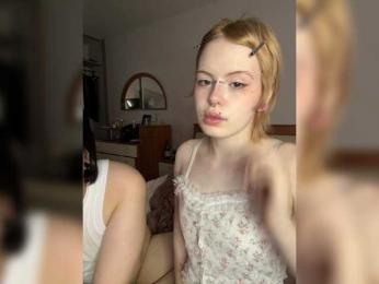 MiaAndAlicee webcam model stream image