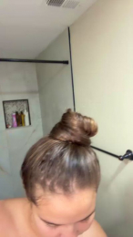 Corallune webcam model stream image