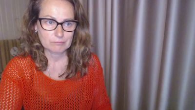 LauraOven webcam model stream image